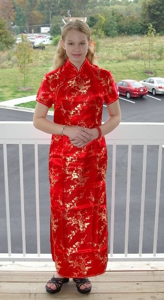 Sarah loves cheongsam-style dresses.Perhaps it is because she looks so CHINESE.